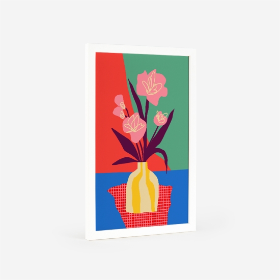 Poster de um vaso amarelo com flores com pétalas cor-de-rosa sobre uma superfície azul. O fundo é dividido em dois blocos de cor teal e vermelho. 4